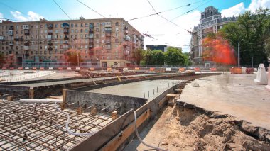 Tramvay rayları onarılan ve bakım süreleri yüksek olan yol inşaatı. Kavşağın orta kısmında beton tabakası var. Yeni toplu taşıma için demiryolu raylarının değiştirilmesi