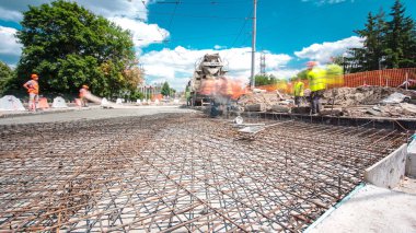 Tramvay rayları onarılan ve bakım süreleri yüksek olan yol inşaatı. Kavşağın ortasındaki karıştırıcı ve metal ızgaralar.
