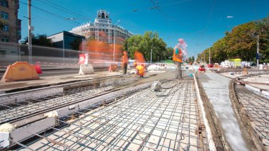 Beton yol yapım birçok işçi ve mikser timelapse hyperlapse ile çalışıyor. Harç metal takviye için dökme. Kaplama ve koruyucu filtre püskürtücü tarafından. Tramvay parça yeniden inşası