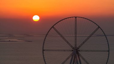 Bluewaters Adası'nda günbatımı hava timelapse dönme dolap, yeni alışveriş merkezi ve restoranlar, alanda yürüyüş ile eğlence ve seyahat Dubai'de spot açılan