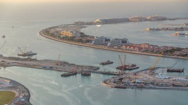 Palm Jumeirah Adası timelapse hava görünümünü. Villa, otel ve yat ile üstten görünüm akşam. Yeni cruise terminal inşaat süreci