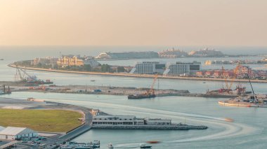 Palm Jumeirah Adası timelapse hava görünümünü. Villa, otel ve yat ile üstten görünüm akşam. Yeni cruise terminal inşaat süreci