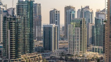 Dubai Yat Limanı mesire ve yüzen ile kanal güzel hava görünümünü yatlar ve gün batımından önce Dubai, BAE tekneler. Modern kule ve gökdelen akşam