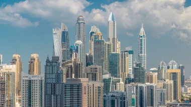 Dubai Yat Limanı gökdelenler hava üstten görünüm Jlt güzel bulutlar içinde Dubai timelapse, Birleşik Arap Emirlikleri ile. Modern kuleleri ve Şeyh zayed yolu üzerinde trafik.