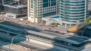Hava görünümünde Dubai tramvay Dubai marina timelapse. Marina ve Jbr alanı ve Dubai Metro ve Palm Monoray bağlantılar çevresine bir daire içinde Dubai tramvay çalışır.