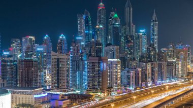 Dubai Yat Limanı timelapse fantastik çatı manzarası. Büyük bir şehrin gece, Birleşik Arap Emirlikleri tarafından aydınlatılmış en yüksek gökdelenler. Hava Jlt görünümünden