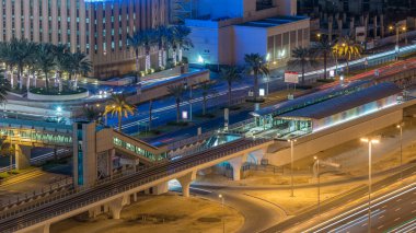 Hava görünümünde Dubai tramvay Dubai marina gece timelapse. Marina ve Jbr alanı ve Dubai Metro ve Palm Monoray bağlantılar çevresine bir daire içinde Dubai tramvay çalışır.