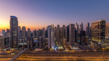 Dubai Yat Limanı Şeyh zayed road panorama gün gece geçiş timelapse ışık için trafik ile açın. Gökdelenler, BAE gece aydınlatma. Hava Jlt görünümünden