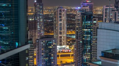 Dubai Yat Limanı ve Jlt gökdelenler hava manzarası gece timelapse. Birden fazla en yüksek kulenin büyük bakış açısı. Üstten görünüm üzerinden Jbr. Birleşik Arap Emirlikleri.