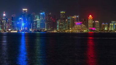 Gökdelenler, gökdelenler, gökdelenler, gökdelenler, gökdelenler, gökdelenler, Katar, Orta Doğu aydınlatmalı kuleler, körfez suyuna yansıyor..