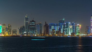 Gökdelenler, gökdelenler, gökdelenler, gökdelenler, gökdelenler, gökdelenler, Katar, Orta Doğu aydınlatmalı kuleler, körfez suyuna yansıyor..