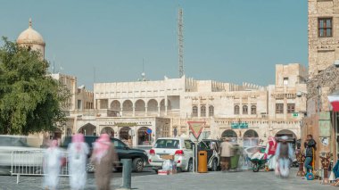 Souq Waqif zaman aşımı. Katar, Doha 'da popüler bir pazar yeri. Souq, geleneksel giysi, baharat, el işi ve hediyelik eşya satışıyla ünlüdür..