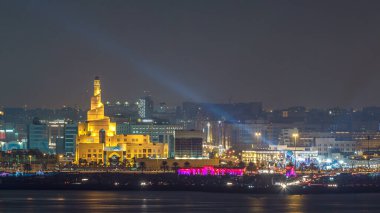 Ortadoğu Katar 'da gece aydınlatılan İslam Kültür Merkezi zaman çizelgesiyle Doha silueti. Batı körfezindeki binanın tepesinden görüntüle