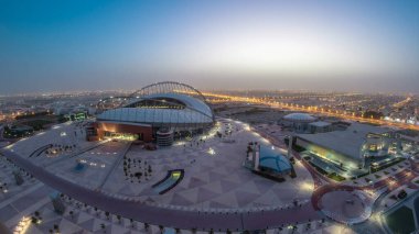 Doha 'da Aspire Zone' nin tepeden tırnağa hava görüntüsü. Yollarda trafik vardı. Sisli hava