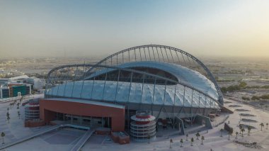 Doha 'da güneş doğarken Aspire Bölgesi' nin yukarıdan görünüşü. Güneş ışığıyla sisli hava