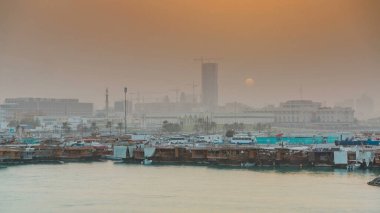 Geleneksel ahşap Dhow balıkçı tekneleriyle Doha Körfezi 'nde gün batımı. Corniche, Doha, Katar ile müzeden görüntü