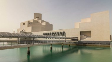 Katar 'ın İslami Sanatlar Müzesi Doha Corniche' nin yanındaki insan yapımı adasında zaman aşımına uğradı.