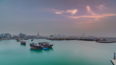 Geleneksel ahşap Dhow balıkçı tekneleriyle Doha Körfezi 'nde gün batımı. Corniche, Doha, Katar ile müzeden görüntü