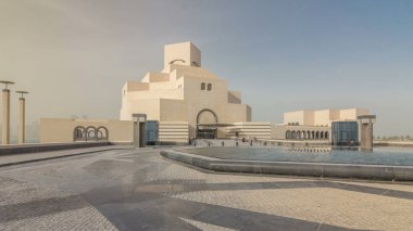 Katar 'ın İslami Sanatlar Müzesi Doha Corniche' nin yanındaki insan yapımı adasında zaman aşımına uğradı. Çeşmeli ön görünüm