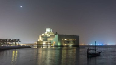 Katar 'ın Doha kentindeki İslam Sanatları Müzesi gece saatlerinde aydınlandı. Körfez sularındaki gemiler ve yansımalar.