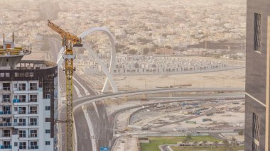 Gökdelenler ve gün batımından önce köprü olan başkent Katar Doha 'nın zamanı. Sisli havada hava manzarası. Akşam trafiği