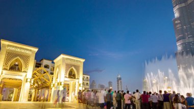 Köprü ve çeşmeler Burç Halife ile günden geceye geçiş panoramik zaman döngüsü, ışıklar Dubai, Emirlikler