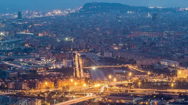 Barcelona ve Badalona Skylines 'ın Gece Dönüşümü Zaman Çizelgesi' ne. İberic Puig Castellar Village Viewpoint, Capturing Road Kavşağı ve Günbatımından Geceye Yavaş Geçiş 'ten hava görüntüsü