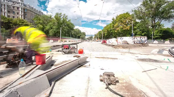 Tramvay rayları onarımı ve bakım zamanı olan bir yol inşaatı. Şehir caddesinde yeni raylar kesiyorum. Kavşağın ortası. Yeni toplu taşıma için demiryolu raylarının değiştirilmesi