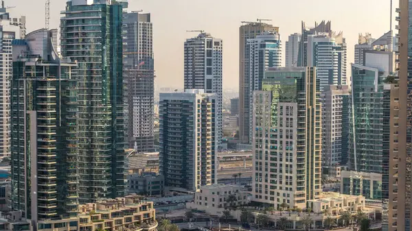 Dubai Yat Limanı mesire ve yüzen ile kanal güzel hava görünümünü yatlar ve gün batımından önce Dubai, BAE tekneler. Modern kule ve gökdelen akşam