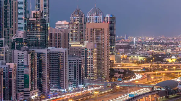 Dubai Yat Limanı Şeyh zayed road panorama gün gece geçiş timelapse ışık için trafik ile açın. Gökdelenler, BAE gece aydınlatma. Hava Jlt görünümünden
