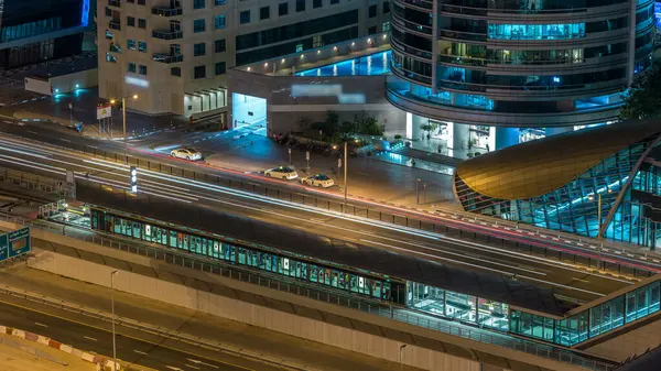 Hava görünümünde Dubai tramvay Dubai marina gece timelapse. Marina ve Jbr alanı ve Dubai Metro ve Palm Monoray bağlantılar çevresine bir daire içinde Dubai tramvay çalışır.