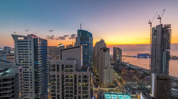 JBR ve Dubai marina gece geçiş timelapse günbatımı hava gün sonra. Modern kuleleri ve gökdelenler, yat ve tekne Körfezi üzerinde yüzen