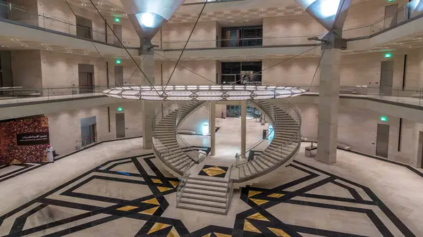 İkonik İslam Sanatları Müzesi 'nin zaman ayarlı hiperhızlandırılmış görüntüsü. Kayıp vakası Doha Corniche 'deki yapay bir yarımadada..