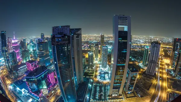 Katar 'ın Doha Zaman Çizelgesi' nde Batı Körfezi bölgesinin ufuk çizgisi. Aydınlatılmış modern gökdelenler geceleri çatıdan gökyüzü manzarası. Yollarda trafik vardı. Fisheye merceği