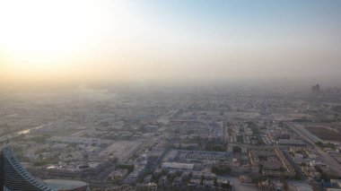Güneşin doğuşundan sonraki sisli sabahta Dubai siluetinin panoramik hava görüntüsü Dubai, BAE 'de yatları olan Dubai gökdelenlerini ve marinasını gösteriyor..