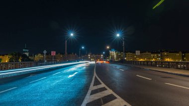 Çek Cumhuriyeti Prag Zaman Çizelgesi 'nin merkezinde Vltava Nehri' nin durgun suları üzerindeki Jiraskuv Köprüsü 'nde trafik vardı. Yan taraflarda sokak lambası
