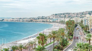 Güzel hava panoramik şehir güzel timelapse, Fransa. Trafik ile yolda gezi. Fransız Rivierası'nın lüks resort. Üstten görünüm Akdeniz, melekler Körfezi. Cote d'Azur