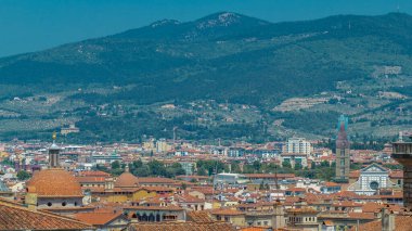 Zaman çizelgesinden Floransa manzarası. Boboli Bahçeleri 'nden (Giardino di Boboli) tarihi binaların hava manzarası üzerine panorama. İtalya. Arka planda eski evlerin ve dağların kırmızı çatıları
