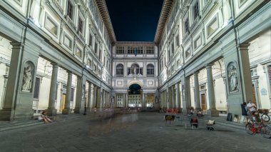 Uffizi Galerisi zaman aşımına uğradı. İtalya 'nın Toskana bölgesindeki Floransa' nın orta kesimindeki Piazza della Signoria 'nın bitişiğindeki seçkin sanat müzesi. Binaların gece aydınlanması