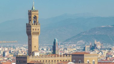 Piazza della Signora 'daki Palazzo Vecchio zaman dilimi Piazzale Michelangelo' nun bakış açısından görüldüğü gibi. Floransa, İtalya. Arka planda dağlar. Havadan üst görünüm