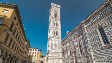 Giotto 'nun Campanile kulesi zaman atlaması - Santa Maria del Fiore Bazilikası' nın çan kulesi. Floransa, İtalya. Yazın mavi gökyüzü