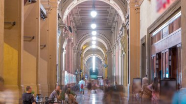 Cumhuriyet Meydanı 'ndaki atari salonunda, Birleşik İtalya' nın ilk kralının onuruna, kemerle birlikte. Akşam aydınlatması. İnsanlar içeri giriyor. Floransa, İtalya