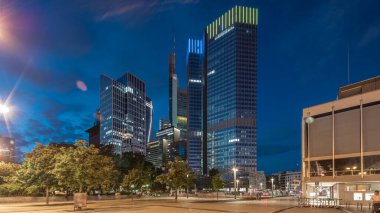 Frankfurt 'taki Orta Avrupa Bankası' ndan önceki Peri Masalı Çeşmesi (Marchenbrunnen), gün geçtikçe hızlanarak, aydınlanan gökdelenlerin yanında sanatsal-yenilikçi cazibe sergiliyor.