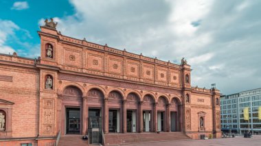 Hamburger Kunsthalle zaman atlaması, Almanya 'nın Hamburg kentindeki bir sanat müzesi olup ülkenin en büyük sanat eserlerinden biridir. Gökyüzünde bulutlar olan tarihi binanın ön görüntüsü