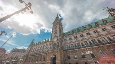 Hamburg Belediye Binası 'nın zaman atlaması binası, Hamburg hükümetinin merkezi Altstadt semtinde bulunan merkezi. Bulutlu bir gökyüzünün altındaki ana meydandan ön manzara