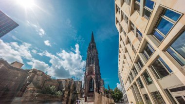 Ehemalige Hauptkirche St. Nikolai zaman atlaması hipervanesine, Hamburg, Almanya 'da yanan Aziz Nicholas Kilisesi' nin çan kulesine bakış açısına bakıyorum. İkonik neogotik anıt sitesi