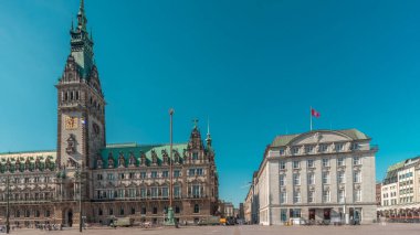 Panorama, Hamburg Belediyesi zaman çizelgesini gösteriyor. Hamburg hükümetinin merkezi olan Altstadt semtinde yer alan bir yer. Bulutlu bir gökyüzünün altındaki ana meydandan görüntüle