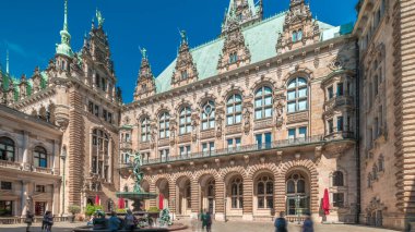 Hygieia Fountain ile birlikte Hamburg Belediye Binası 'nda pazar meydanı ve Almanya' nın Binnenalster yakınlarındaki avluda. Tarihi bir neo-rönesans simgesi açık mavi gökyüzünün altında Eski Şehir bölgesinde
