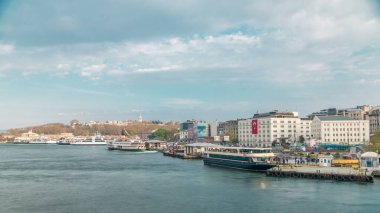 İstanbul 'daki Galata Köprüsü' nden Boğa İstasyonu yakınlarındaki İstanbul 'da turizm gemisi ve feribot trafiği. Arka planda Camlica tepesi olan şehir silüeti bahar günü gün batımından önce