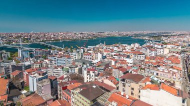 Galata Kulesi görünümünden bağlı Beyoğlu bölgesi ve Sultanahmet Haliç, Istanbul, Türkiye'nin karşı kıyısında olan Galata Köprüsü timelapse için. Güneşli bahar günü de feribot trafiği
